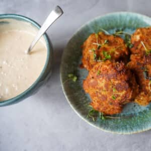 remoulade sauce with crab cakes